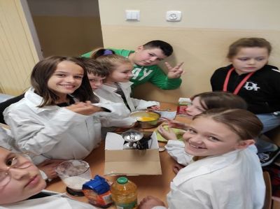 Uczniowie przyrządzają gofry