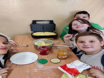 Uczniowie przyrządzają gofry