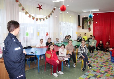 Spotkanie z policjantem w klasach 4