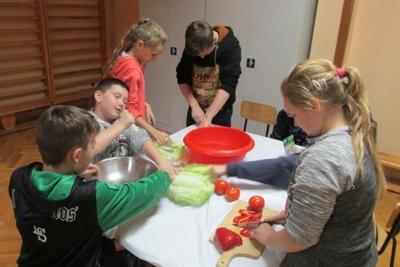Wspólne przygotowywanie posiłków.