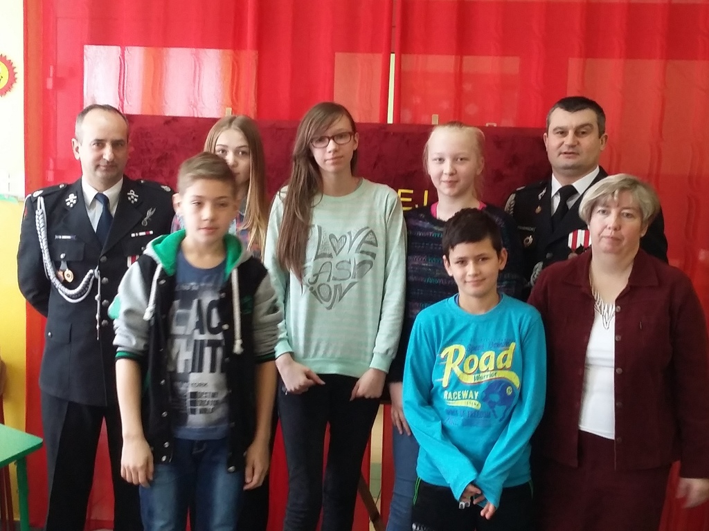 Zdjęcie zbiorowe uczestników gminnego etapu OTWP wraz z przedstawicielami jury.