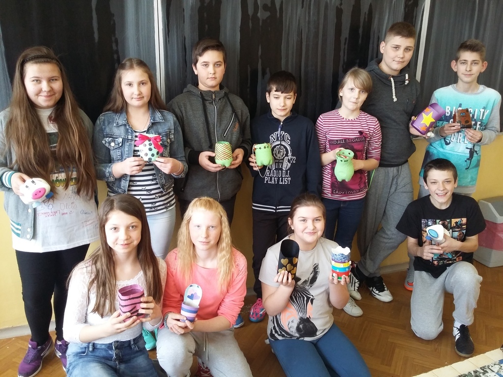 Zdjęcie grupowe uczniów z wykonanymi przedmiotami