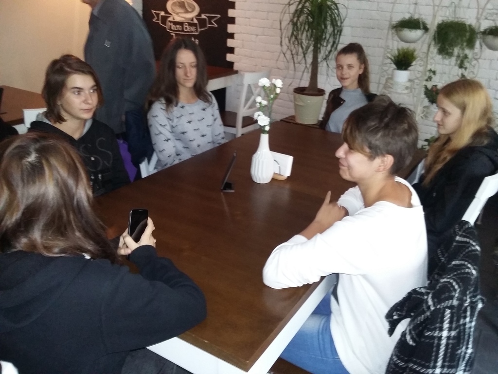 Uczniowie w pizzerii oczekują na posiłek