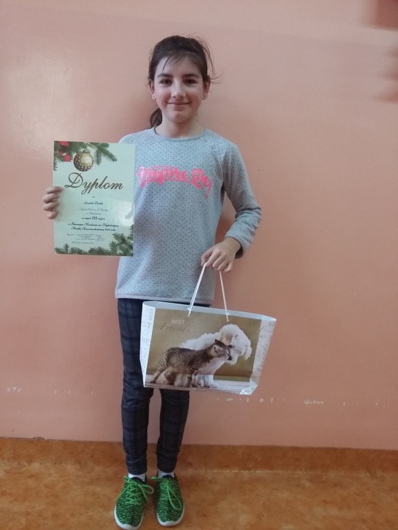 Izabela Dudek zajęła III miejsce - zdjęcie z dyplomem