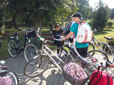 Rajd rowerowy wyjazd spod szkoły