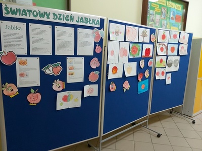 Tablica tematyczna zawierająca informacje na temat Światowego dnia jabłka.