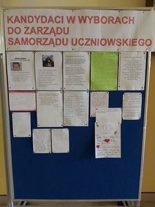 Tablica z informacjami przekazanymi przez kandydatów startujących w wyborach do zarządu Samorządu Uczniowskiego.
