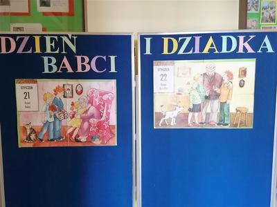 Tablica informacyjna z okazji Dnia babci i dziadka.