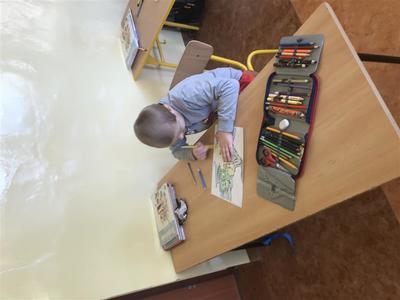Dzień dinozaura - dzieci klas 1-3 szkoły podstawowej w trakcie wykonywania prac plastycznych.