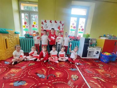Dzieci przedszkolne w trakcie realizacji projektu "Święta majowe".