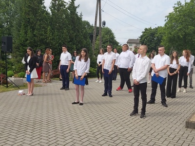 Klasa VIII szkoły podstawowej podczas uroczystego zakończenia roku szkolnego 2020/2021
