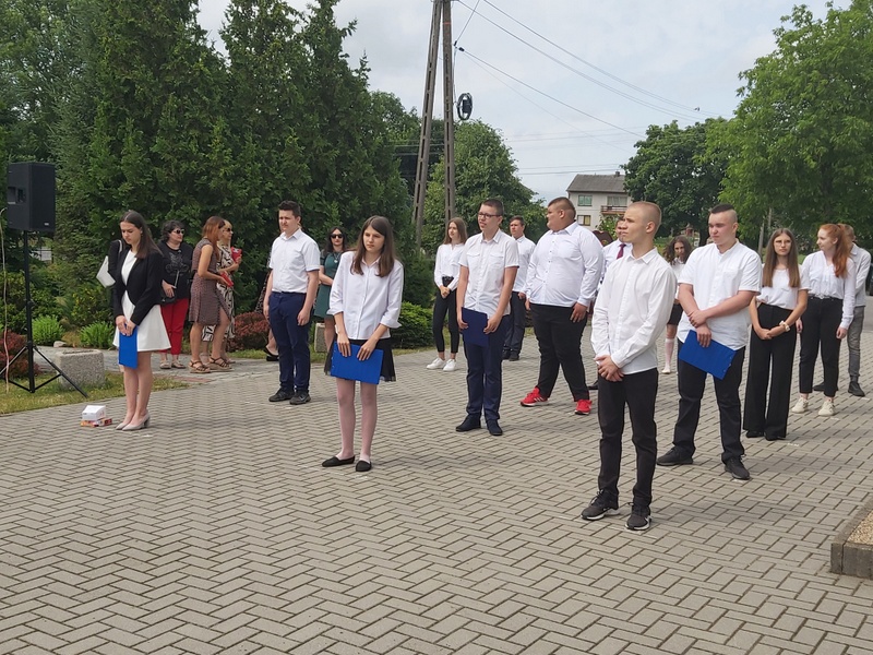 Klasa VIII szkoły podstawowej podczas uroczystego zakończenia roku szkolnego 2020/2021