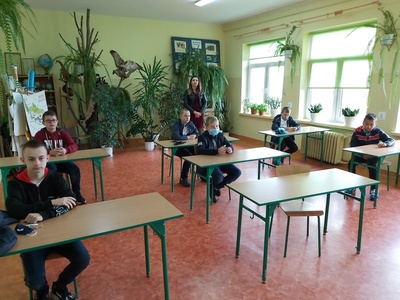 Rozpoczęcie roku szkolnego 2021/2022 - klasa 6 szkoły podstawowej z wychowawczynią panią Katarzyną Ślusarz.