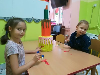 Urodziny Pani Jesieni w przedszkolu - tort urodzinowy z papieru.