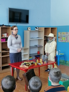 Pani Bożena Wdowiak z "Pasieki Pszczółka" opowiada o pracy pszczelarza.