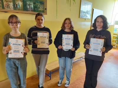 Uczennice klasy VIII - Julia Janicka, Julia Trancygier, Aleksandra Tomala i Maja Mordzińska z dyplomami za udział w konkursie Lubelskie Pięknieje.