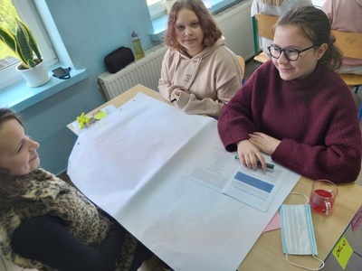 „Młodzieżowe grupy aktywności lokalnej” - warsztaty uczniów - uczniowie pracują w grupach.