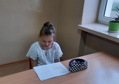Uczeń szkoły podstawowej w trakcie Narodowego Czytania 2021.