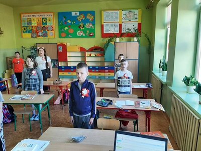 Odśpiewanie hymnu w wykonaniu klasy 3