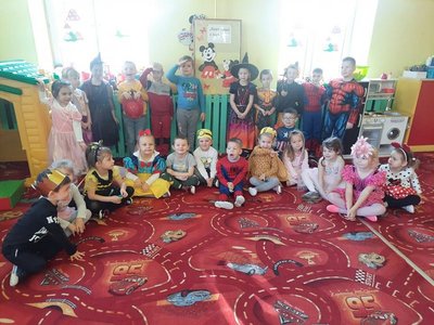 Zdjęcie grupowe przedszkolaków przebranych za postacie z ulubionych bajek.