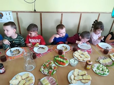 Zdjęcie grupowe dzieci podczas spożywanie posiłku w ramach akcji "Śniadanie daje moc".