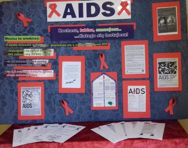 Światowy Dzień Walki z AIDS - gazetka na korytarzu