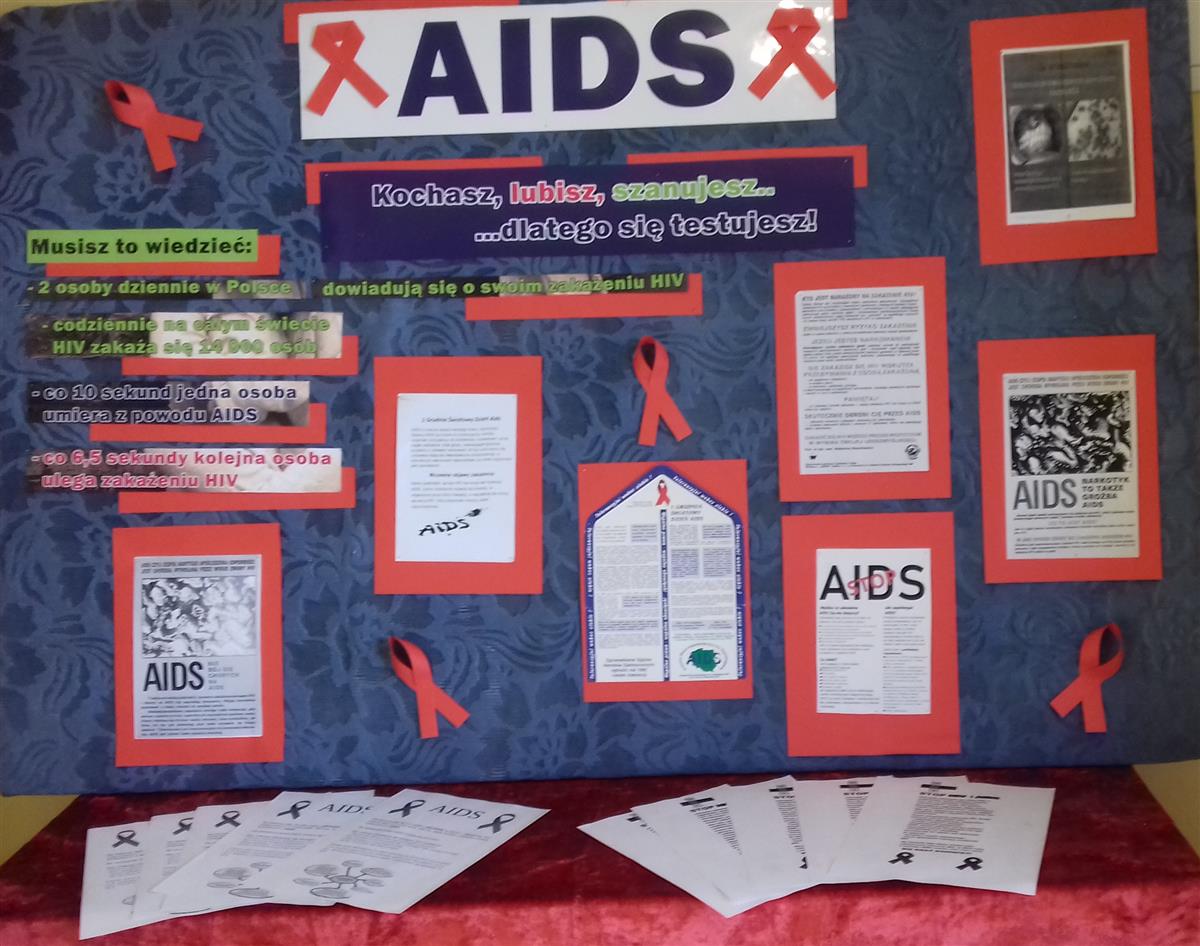 Światowy Dzień Walki z AIDS - gazetka na korytarzu