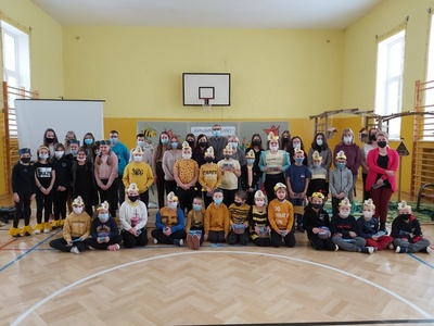 Zdjęcie grupowe uczestników podsumowania projektu na kampanię społeczną "Ratujmy pszczoły".