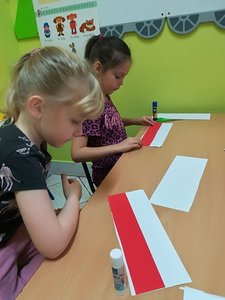 Dzieci z przedszkola wykonują flagi na Święto Niepodległości - grupa "0".