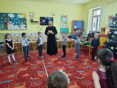 Wspólne świętowanie z księdzem Józefem.