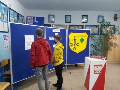 Wybory do Młodzieżowej Rady Gminy 2022 - tablica z kandydatami.