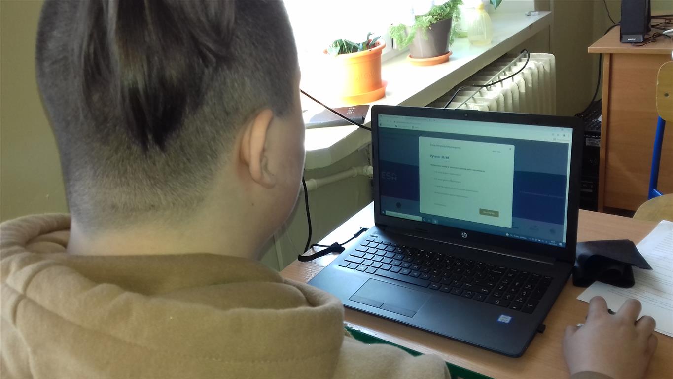 Ogólnopolska akcja antysmogowa - uczniowie wypełniają test