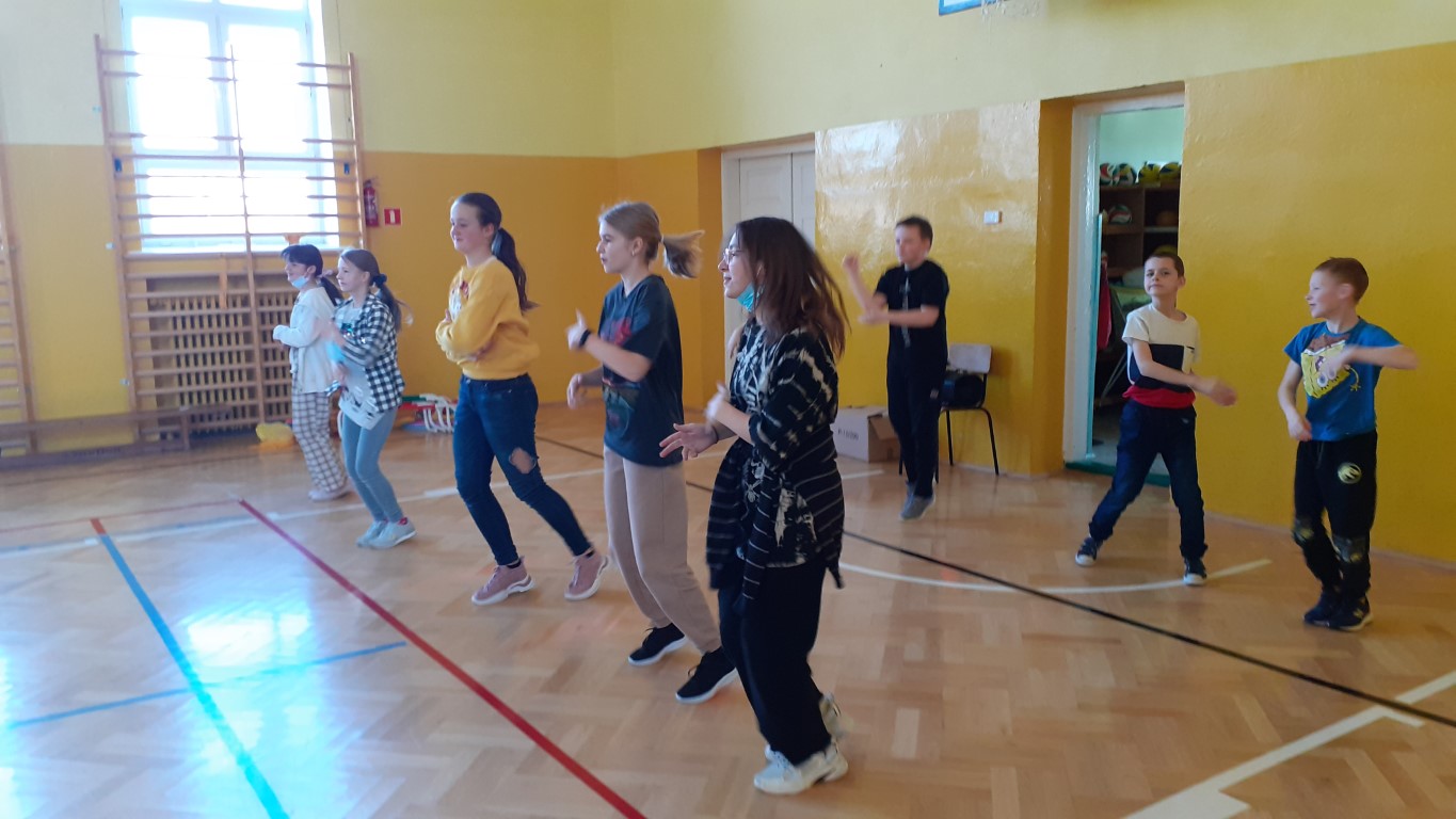 Wspólne zabawy dzieci na sali gimnastycznej