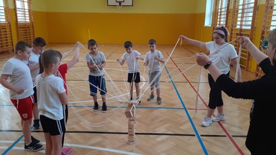 Zabawy z liną - układanie klocków