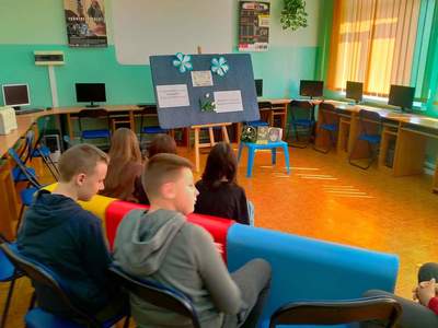 Uczniowie klasy VII czytają książkę "Opium w rosole" Małgorzaty Musierowicz
