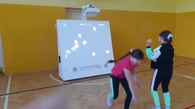 Zabawy uczniów z "Magiczną ścianą"