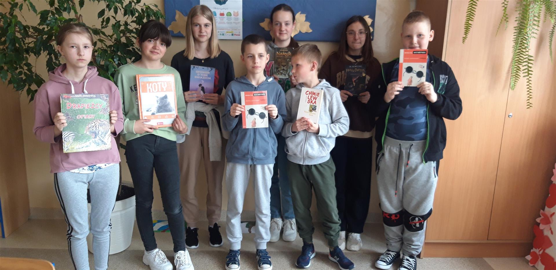 Światowy Dzień Książki i Praw Autorskich - uczniowie szkoły podstawowej