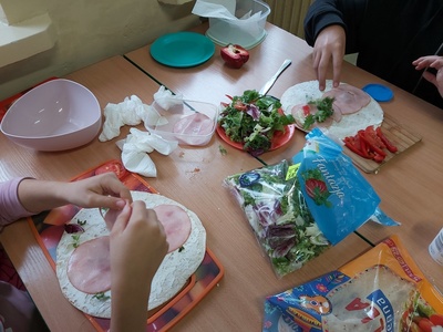 Klasa VI na lekcji techniki przygotowuje kanapki i tortille.