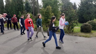 Uczniowie w trakcie akcji Sprzątanie Świata 2022