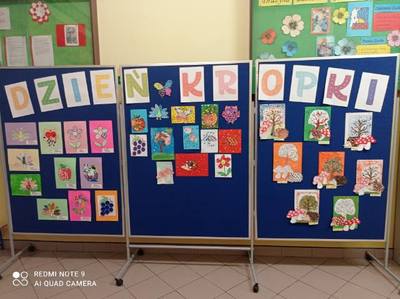 Wystawa prac uczniów klas młodszych z okazji Dnia Kropki