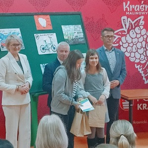 Aniela Kopeć i Malwina Iskra z klasy V odbierają nagrody w konkursie „Przesiadaj się i jedź!”.