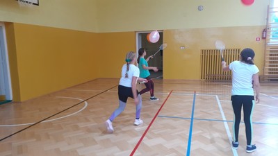 Uczniowie szkoły podstawowej w trakcie zabaw z balonami