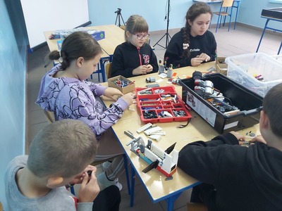 Uczniowie z klasy 4 wykonują konstrukcje z wykorzystaniem zestawów LEGO
