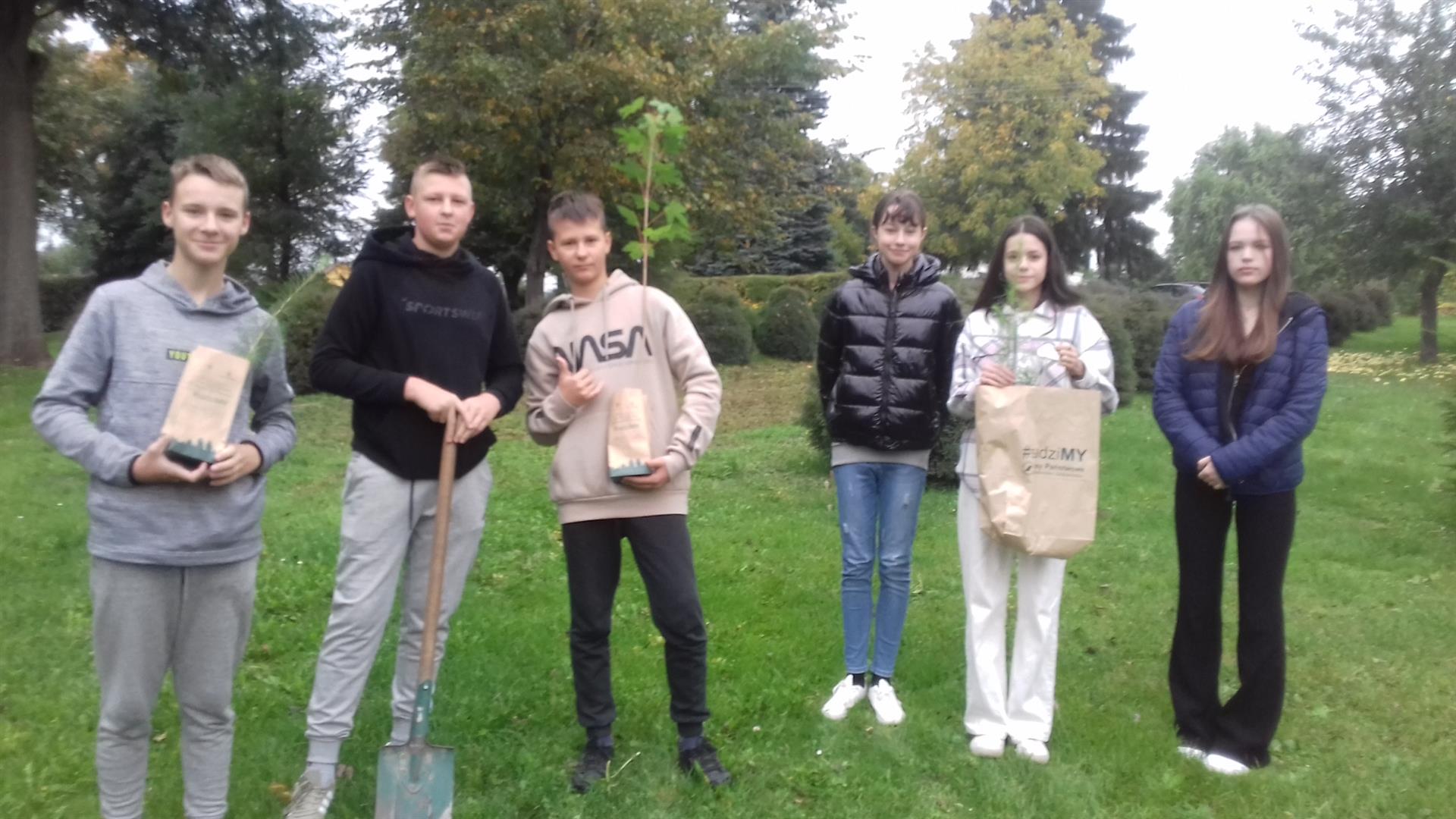 Uczniowie szkoły w czasie akcji #SadziMy