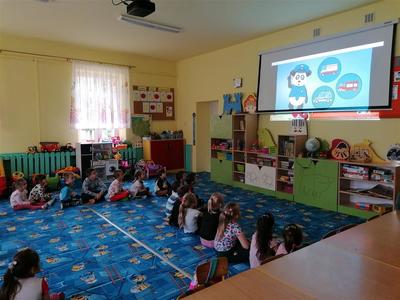 Zajęcia z policjantem w przedszkolu i klasie "0"