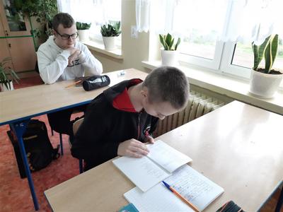 Ogólnopolski Dzień Głośnego Czytania - uczniowie czytają książkę.