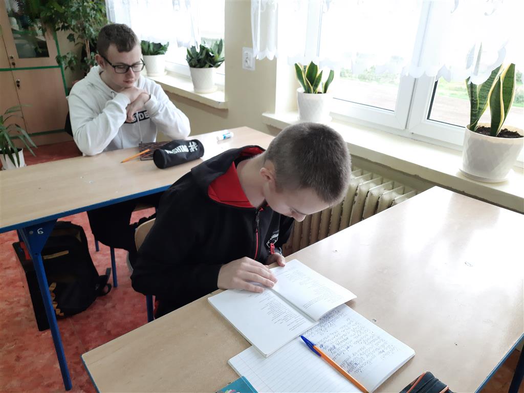 Ogólnopolski Dzień Głośnego Czytania - uczniowie czytają książkę.