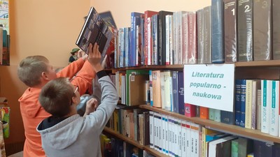 Uczniowie klasy 7 w bibliotece.