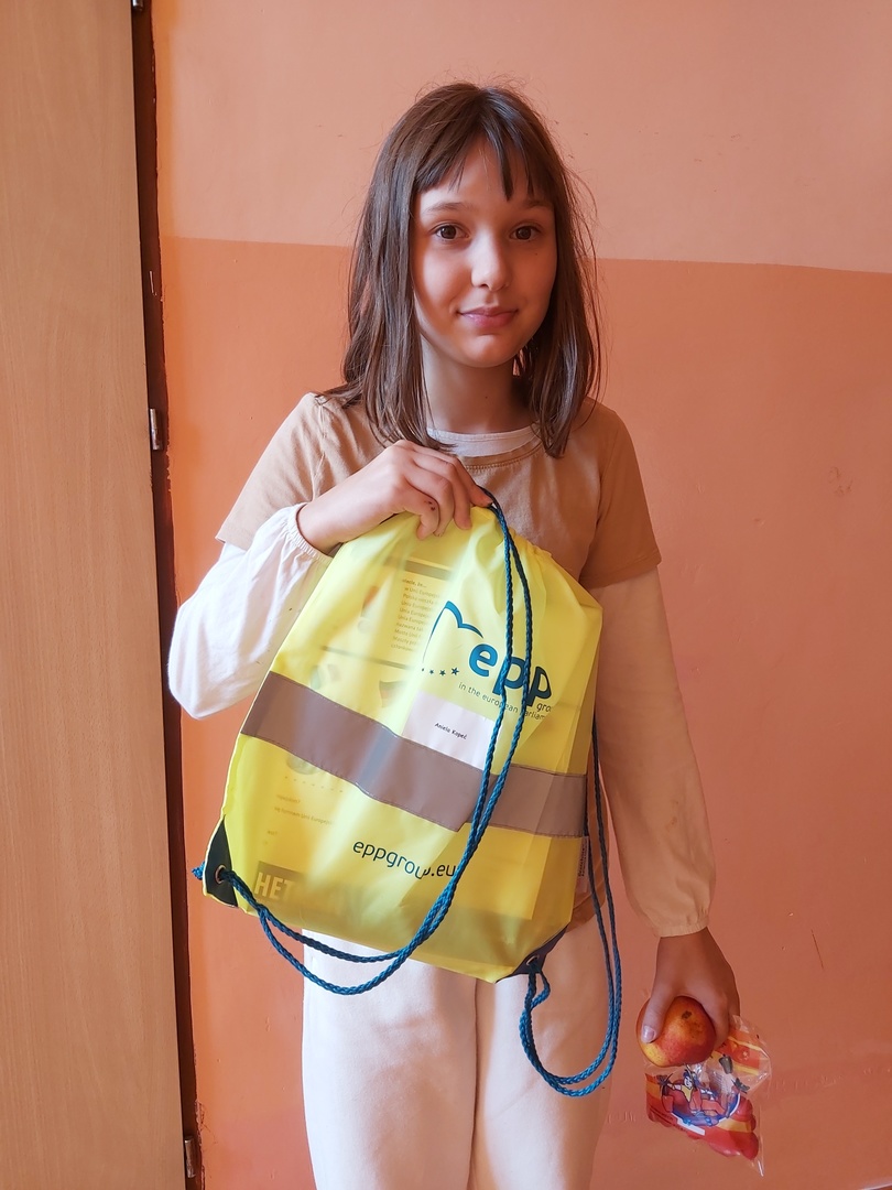 Aniela Kopeć otrzymała dyplom i upominki w ramach konkursu „Pocztówka z wakacji – wspomnienie lata”.