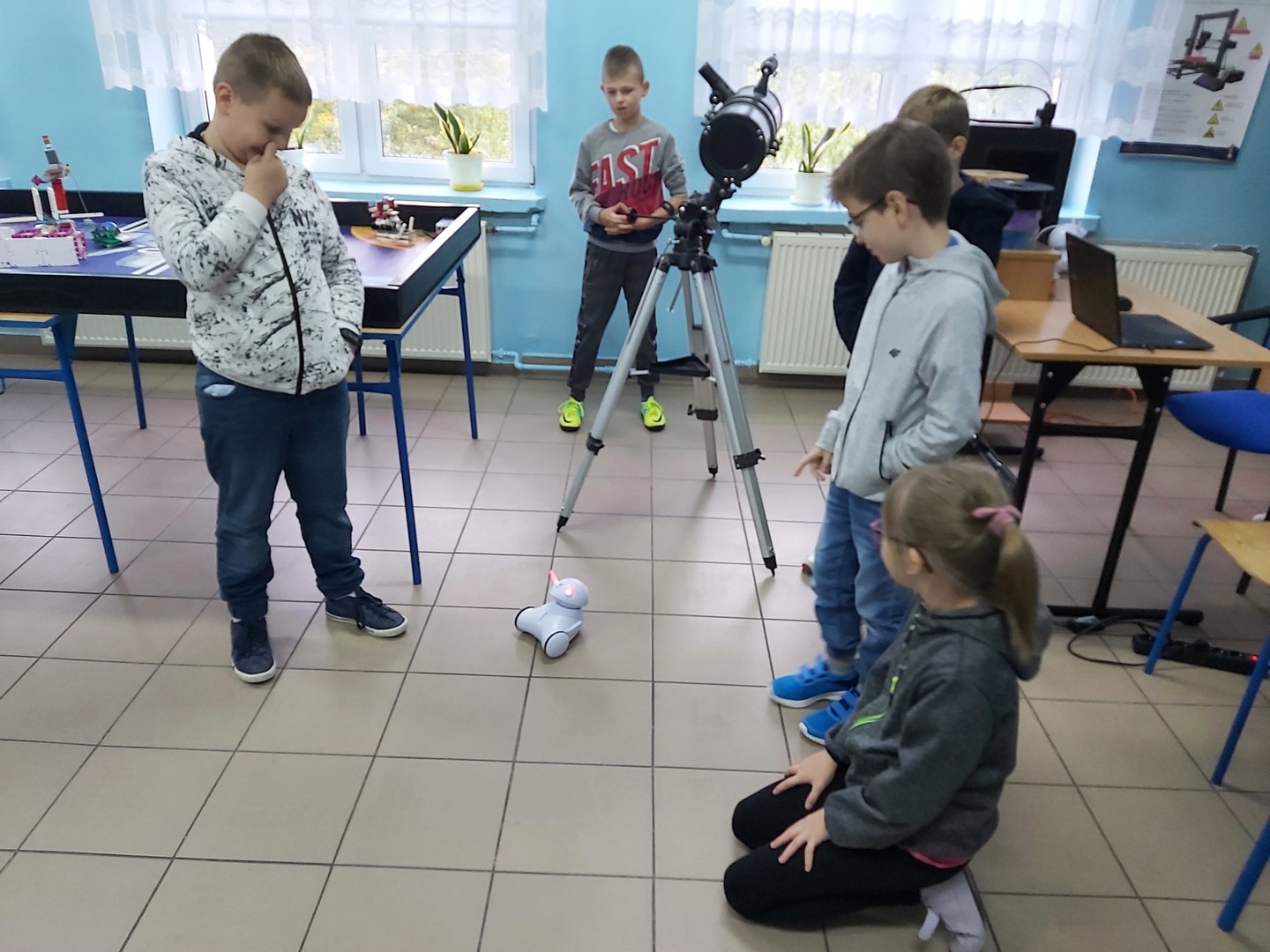 Uczniowie klasy 4 programują robota Photon EDU